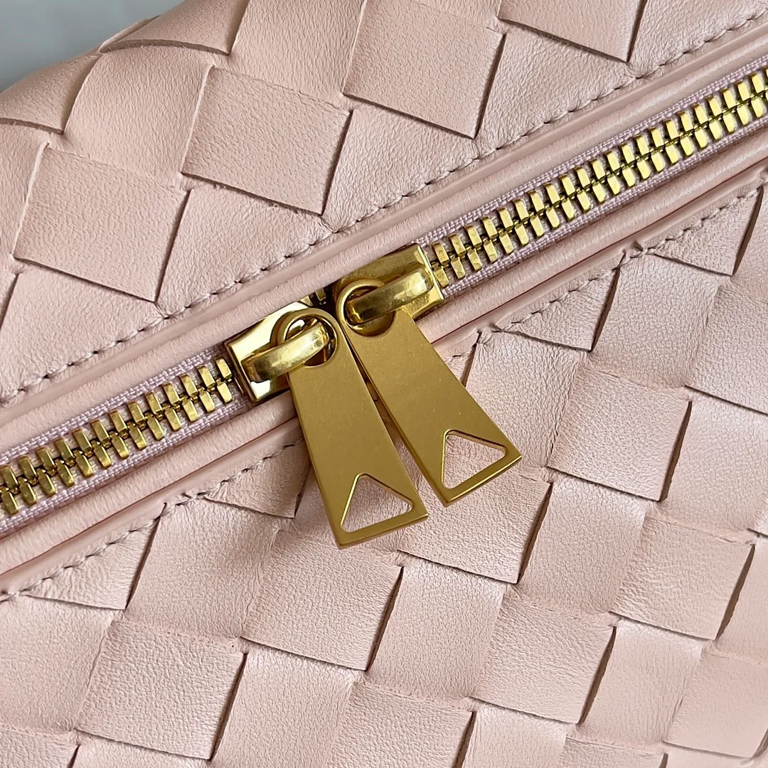 Batch 1360 Bottega Veneta 24 spring and summer woven zipper crossbody bag. A crossbody bag that can be used as a cosmetic bag. The exquisite weaving and compact body are an indispensable accessory for the upcoming summer. The double zipper also better protects the bag. It has a large capacity. If you like it, don’t miss it. Style number: 789109 Size: 22*12.5*5cm